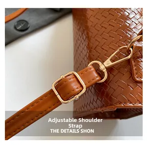 Détail d'un sac en cuir tressé avec bandoulière réglable et ferrures en métal doré élégant