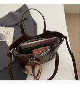 Innenansicht der braunen Bucket Bag mit Litschi-Muster und viel Platz für Alltagsdinge