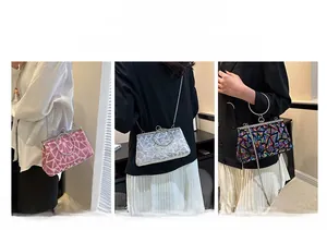 Clutch da sera con paillettes mostrata a spalla, a tracolla e con manico a mano
