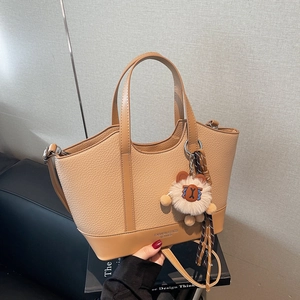 Koreanischer Stil Lychee-Muster PU-Leder Eimertasche Für Damen Mode Umhängetasche Mit Plüschanhänger Pendler Tote