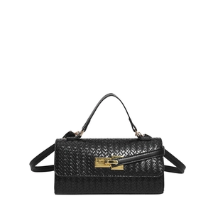 Petit sac à main noir tressé avec boucle dorée et bandoulière réglable élégante