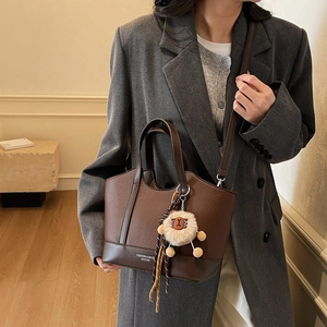 Dunkelbraune Beuteltasche mit Lychee-Muster, Anhänger und Blazer für den Business-Look