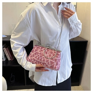 Dettaglio borsa rosa con paillettes, manico ad anello in cristallo e catena