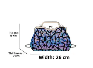 Detail view of the shell-shaped evening bag with dimensions 26cm wide and 15cm high