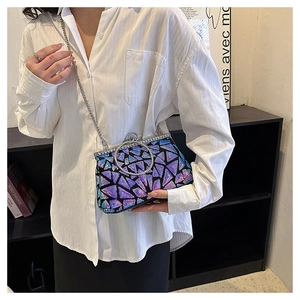 Détail du sac de soirée avec paillettes géométriques et poignée en métal argenté