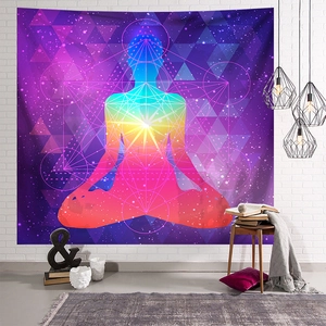 Arazzo mandala con silhouette da meditazione e geometria sacra su parete di mattoni bianchi