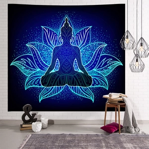 Dettaglio di arazzo mandala blu con silhouette di Buddha e loto su parete bianca