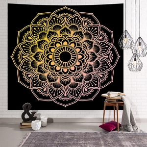 Arazzo da parete mandala con sfumature oro e rosa appeso su una parete di mattoni bianchi