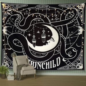 Gothic Tree of Life wandtapijt met Moonchild design op een sfeervolle muur