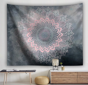 Tapiz de pared con mandala rosa y textura de humo gris en habitación de estilo nórdico