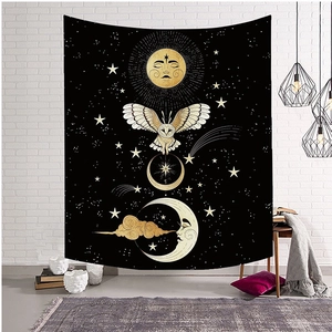 Detail eines böhmischen Wandteppichs mit Sonnen-, Mond- und Eulenmotiven an der Wand