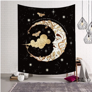 Böhmischer Wandteppich mit Sonne und Mond Motiven und inspirierendem Text auf weißer Wand