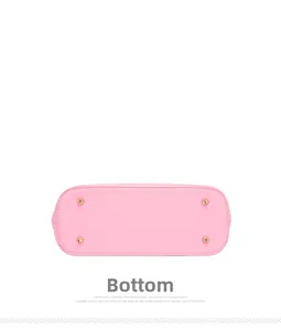 Vue détaillée du fond de sac en cuir rose avec quatre clous de protection dorés polis