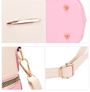 Détails de la texture du cuir rose et des ferrures or rose d'un ensemble de 3 sacs
