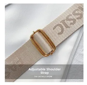Detail eines verstellbaren Jacquard-Schultergurts mit goldenen Metallschnallen