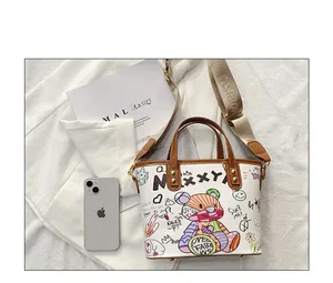 Graffiti-Einkaufstasche neben einem iPhone zur Veranschaulichung der Taschengröße