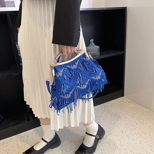 Dettaglio della pochette blu reale con paillettes, nappe e manico in metallo