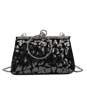 Borsa da sera nera con paillettes, motivi geometrici argento e manico ad anello