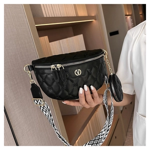 Schwarze Stepp-Gürteltasche mit goldenem V-Logo, Doppelreißverschluss und breitem Gurt