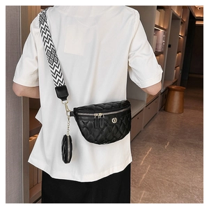 Detailansicht schwarze Stepptasche mit goldenem V-Logo und gewebtem Schultergurt