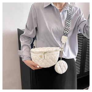 Detail der weißen Stepp-Gürteltasche mit geometrischem Gurt und kleiner runder Geldbörse