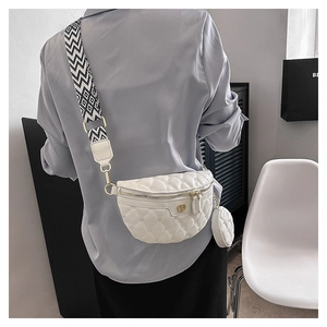 Rückansicht eines Models mit einer weißen gesteppten Brusttasche und breitem Gurt