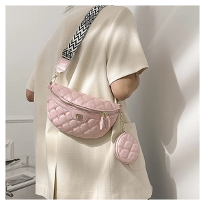 Detail der rosa gesteppten Bauchtasche mit geometrischem Gurt und kleiner Rundtasche