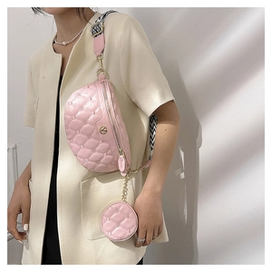 Detailansicht der rosa gesteppten Bauchtasche mit Blumenstickerei und gewebtem Gurt