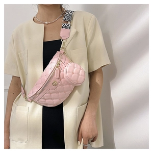 Detail der rosa gesteppten Umhängetasche mit kleiner Geldbörse und geometrischem Gurt