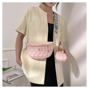 Detail der rosa gesteppten Gürteltasche mit Herzbestickung, V-Logo und Streifenriemen