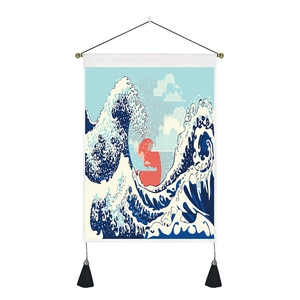 Tapiz japonés con motivo de olas, rollo de madera y borlas sobre fondo blanco