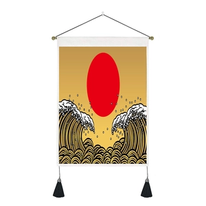 Detalle de tapiz japonés con sol rojo, olas doradas y borlas negras decorativas