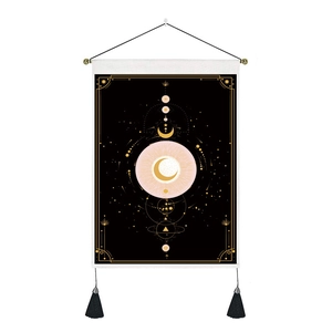 Tenture murale nordique avec motif astrologique soleil lune doré et pompons