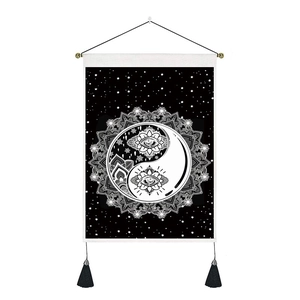 Tenture murale nordique avec soleil, lune et mandala en noir et blanc élégant