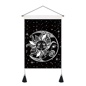 Vue détaillée de la tapisserie bohème soleil et lune avec des étoiles et des glands noirs