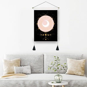 Tenture nordique avec lune rose et symboles d'astrologie dorés sur fond noir élégant