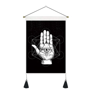 Nordischer Wandteppich mit mystischem Auge und Hand-Design sowie schwarzen Dekoquasten