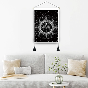 Décoration murale nordique avec paysage soleil et lune dans un salon moderne