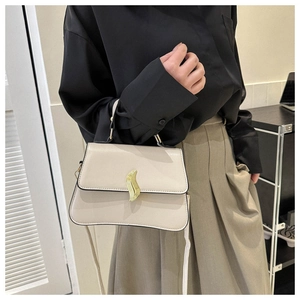 Détail du sac à main crème avec boucle dorée et bandoulière amovible pour femmes