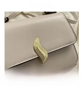 Gros plan détaillé du sac en cuir PU beige avec fermoir rotatif doré en forme de flamme