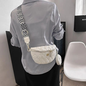 Weiße gesteppte Gürteltasche mit Herzstich und geometrischem breitem Gurtband