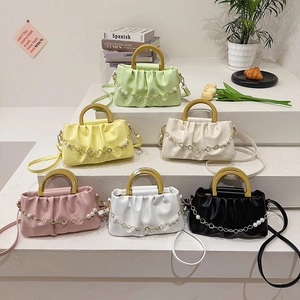 Sac à Main Nuage Plissé pour Femmes Cuir PU Poignée en Bois Chaîne de Künstliche Perles Sac Bandoulière Sac à Main Élégant