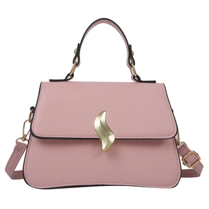Sac à main trapèze rose minimaliste avec boucle feuille dorée vue de face