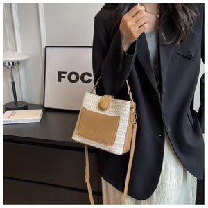 Détail du sac seau tissé avec bordure en cuir contrasté et logo de marque Nordon Verse