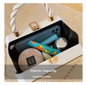 Innenraum der weißen Ledertasche mit Platz für Handy und Kosmetikartikel im Detail