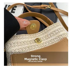 Détail du fermoir magnétique sur le sac tissé avec finitions en cuir marron