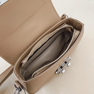 Vue du haut de l'intérieur du sac beige montrant le compartiment et la poche zippée