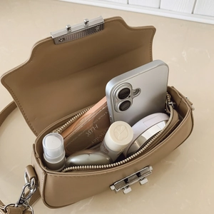 Vue de dessus du sac bandoulière compact avec intérieur spacieux pour maquillage