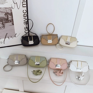 Sacs à bandoulière carrés minimalistes en sept couleurs sur un support élégant