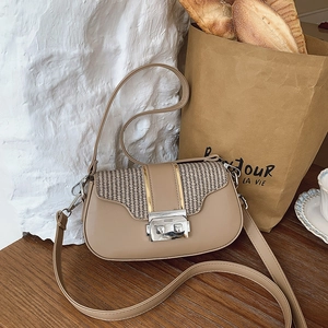 Sac à bandoulière beige minimaliste avec rabat tissé et boucle en métal argenté